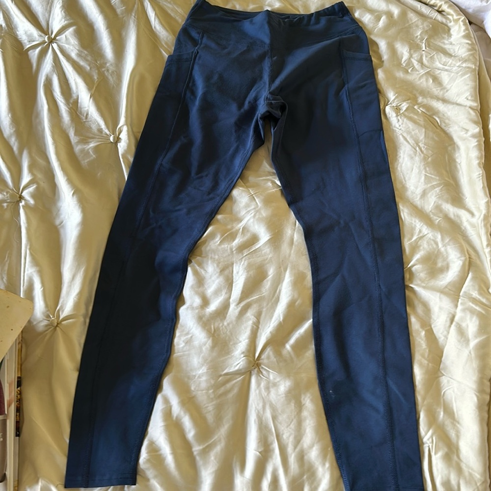 Pact NWT blue organic cotton leggings with hip pockets. Size xs